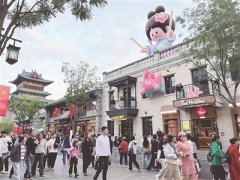 热闹气味劈面而来——从播对着镜头热情招手：